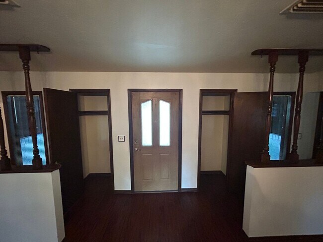 Foto del edificio - Spacious 3-Bedroom Home with Fenced Yard &...