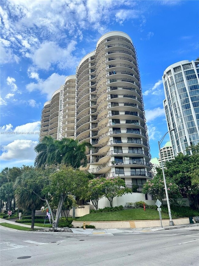 Building Photo - 2843 S Bayshore Dr