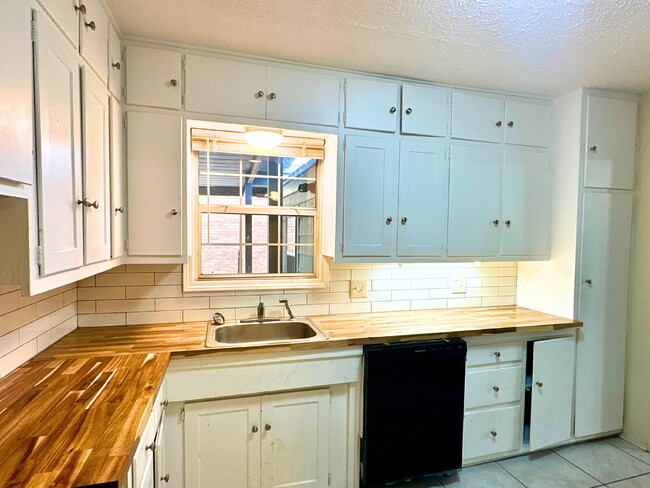 Foto del edificio - Charming 3/1 for Summer 2025 PreLease!