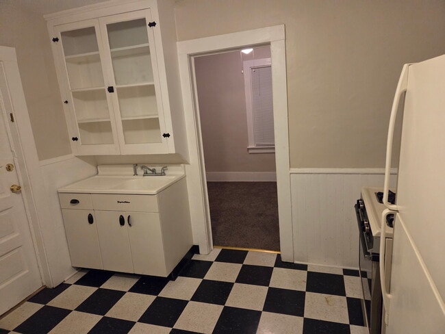 Building Photo - 553 Penora St