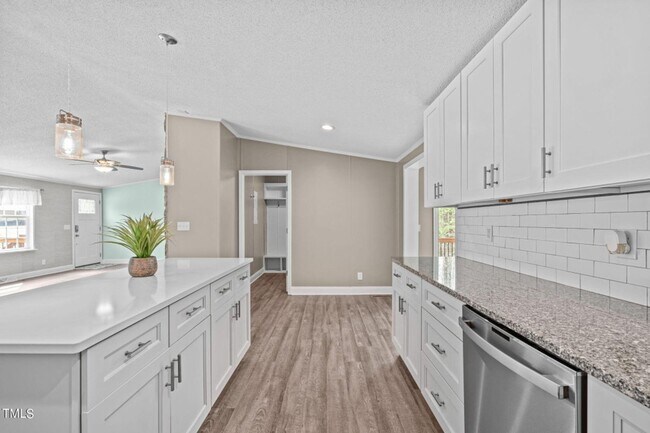 Building Photo - Available Now! Renovated 3 Bed, 2 Ba in Pr...