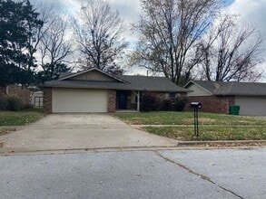 Building Photo - 742 W Lois St