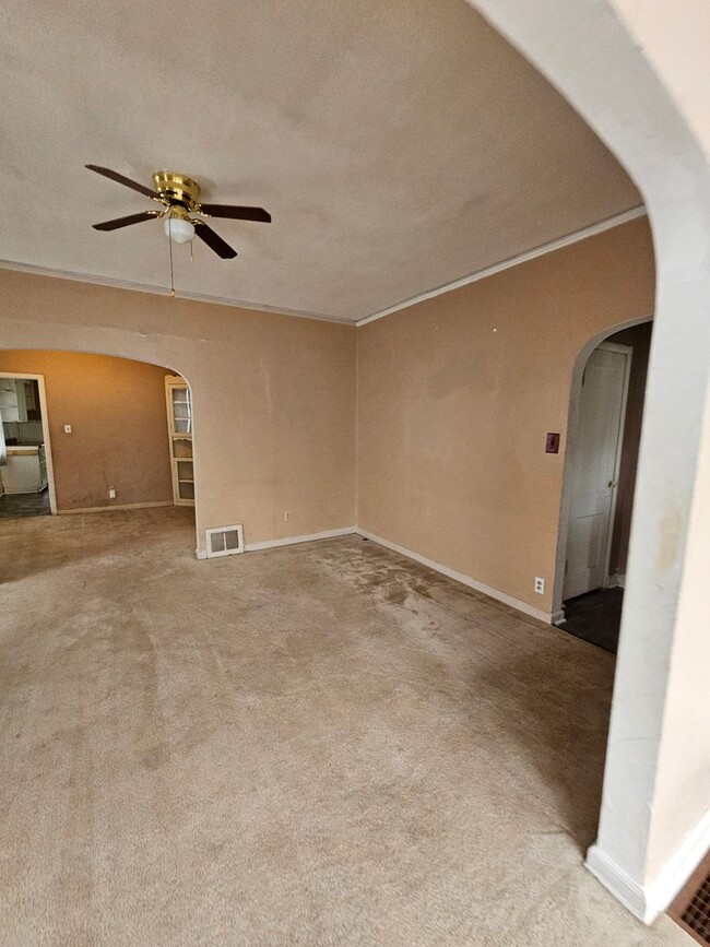 Building Photo - 3 bedroom 1 bath home in South Bend