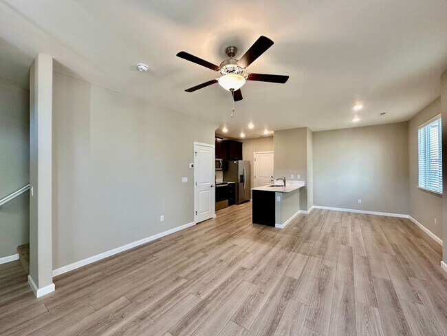 Foto del edificio - Beautiful newer 3 Bedroom 2.5 bathroom Townhouse-Evergreen School District **$500 MOVE-IN SPECIAL*