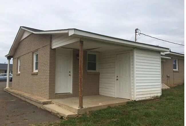 Building Photo - This lovely 2 bedroom 1 bath duplex is loc...
