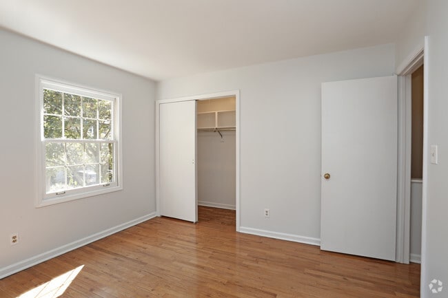 2BR/ 1.5 Bath - Bedroom - River Oaks Townhomes at Fox Chapel