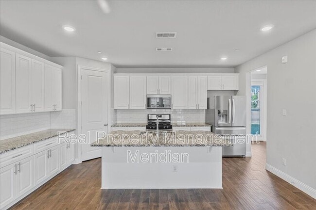 Foto del edificio - 815 Ponds Edge Ln