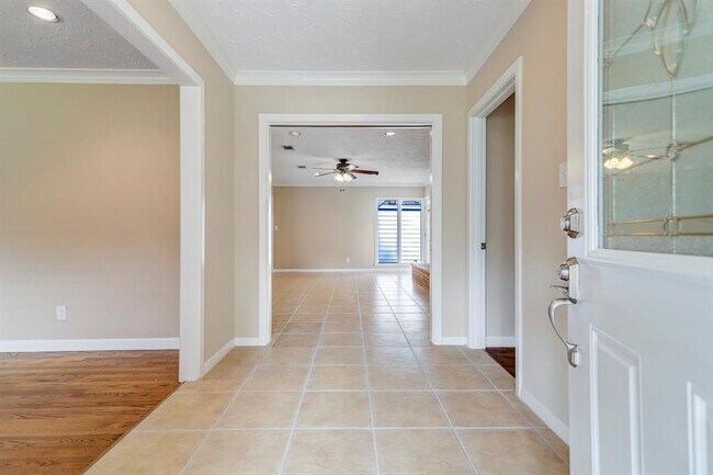 Building Photo - 5626 Chevy Chase Dr