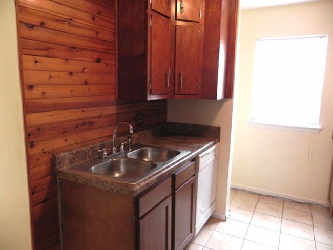 Building Photo - 1405 Wentworth Dr