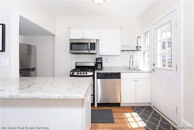 Kitchen - 15008 Saint Paul St