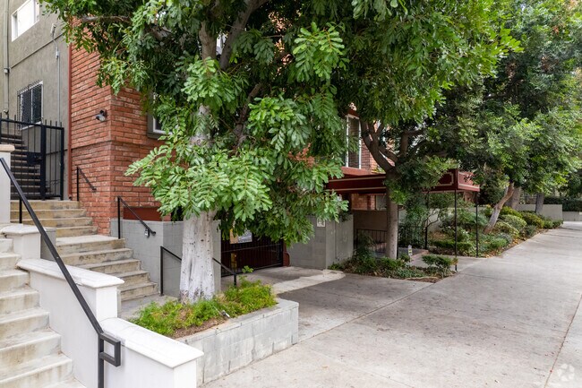 532 N Rossmore Ave - Hancock Plaza