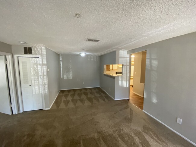 Building Photo - Large 2 bedroom 2 bath Condo with Fireplace