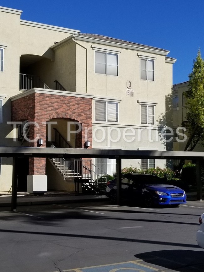 Building Photo - Double Master Condo in Great Location!