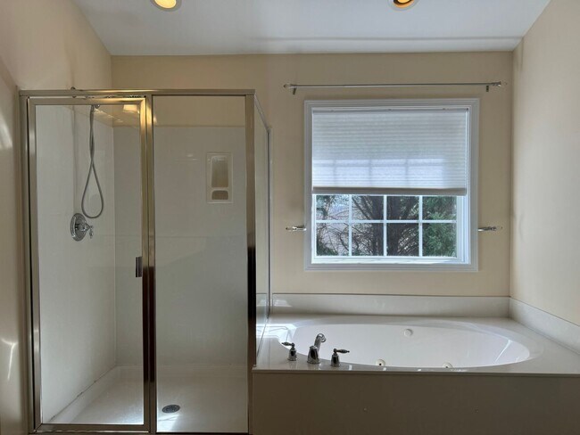 Building Photo - 3 Bedroom Townhome in Wakefield