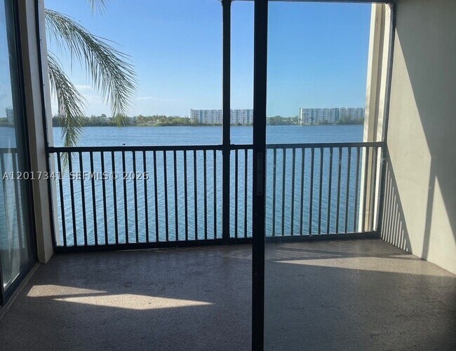 Foto del edificio - 117 Lake Emerald Dr