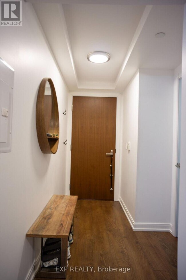 Photo du bâtiment - 255 Village Green Square