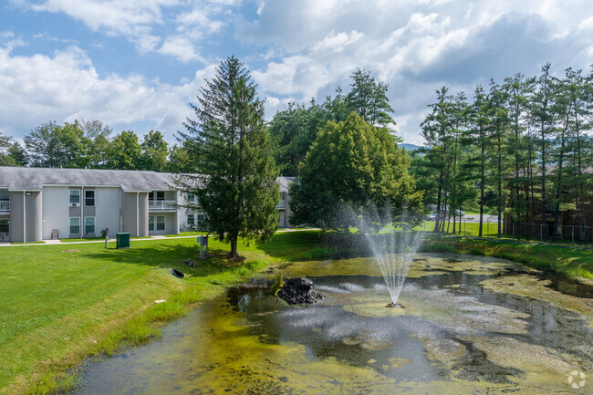 Foto del edificio - Emerald Pond Estates