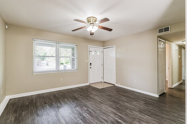 Foto del edificio - 3702 Blue Creek Ct