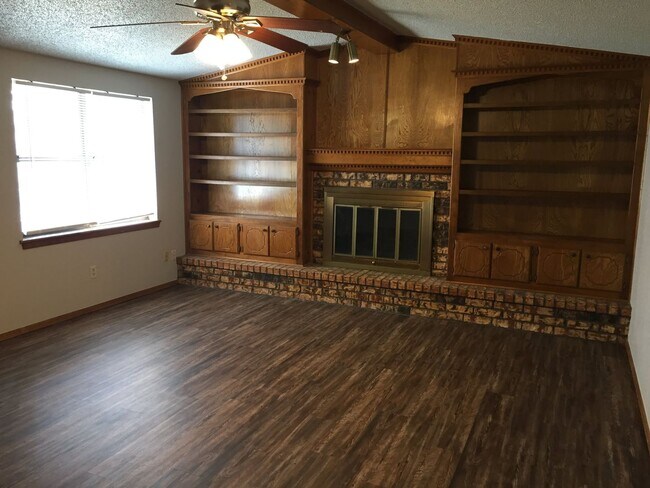 Building Photo - 3 Bedroom 2 Bath  Moore