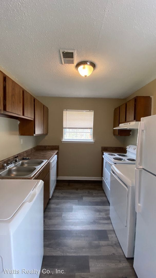 Building Photo - 101-604 Pinson Pl