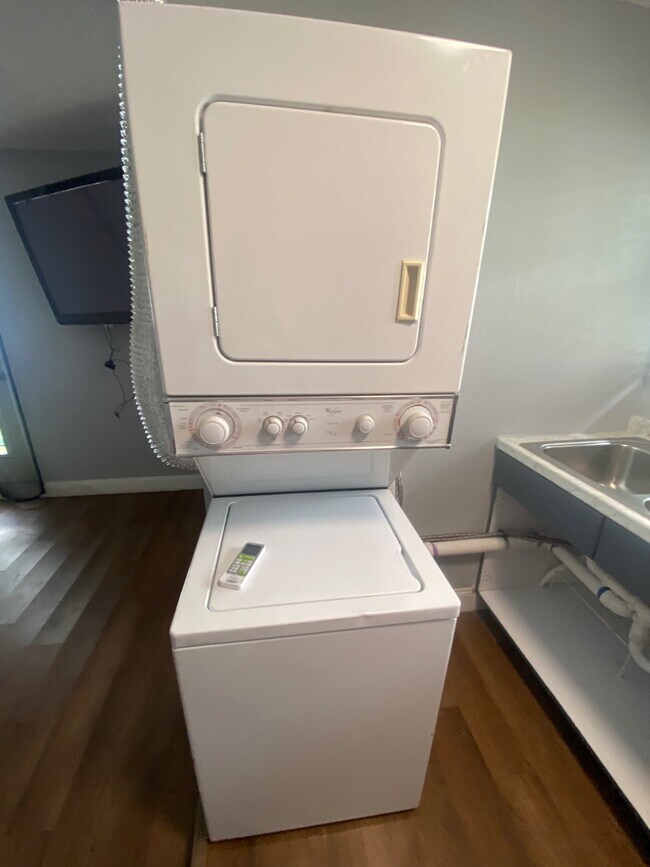 Foto del edificio - 27103 Frampton Ave