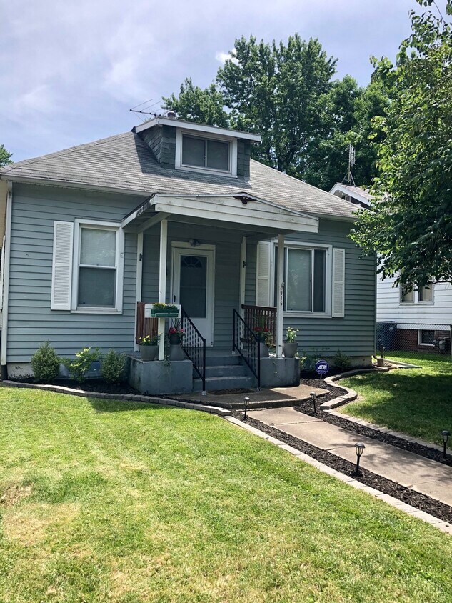 Primary Photo - Cute 2 Bedroom Bungalow in Edwardsville