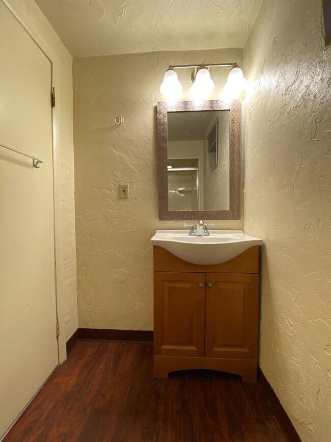 Foto del edificio - Cozy Two Bedroom Apartment in Oakland! On-Site Laundry & Air Conditioning! Call Now!