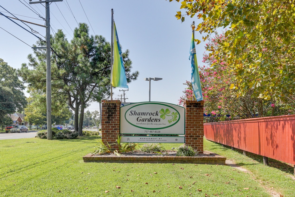 Primary Photo - 2401 Shamrock Gardens Dr