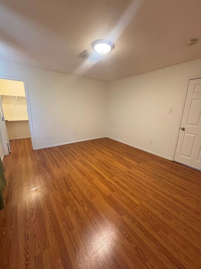 Foto del edificio - 572 Lenrey Ave