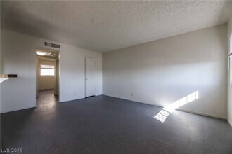 Building Photo - 1404 E Mesquite Ave