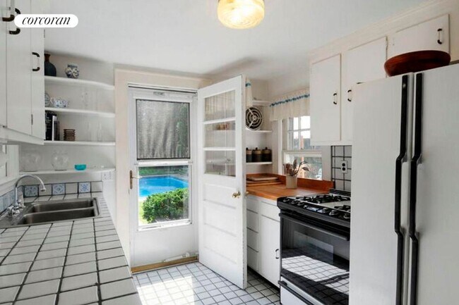 Foto del edificio - 45 Baiting Hollow Rd