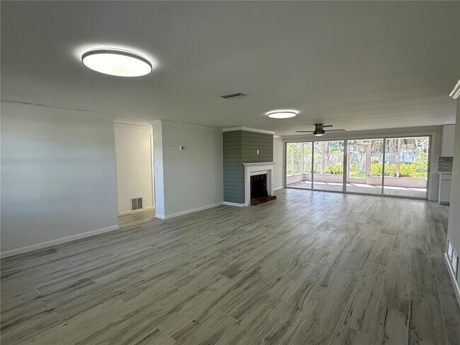 Building Photo - 812 Bayview Dr