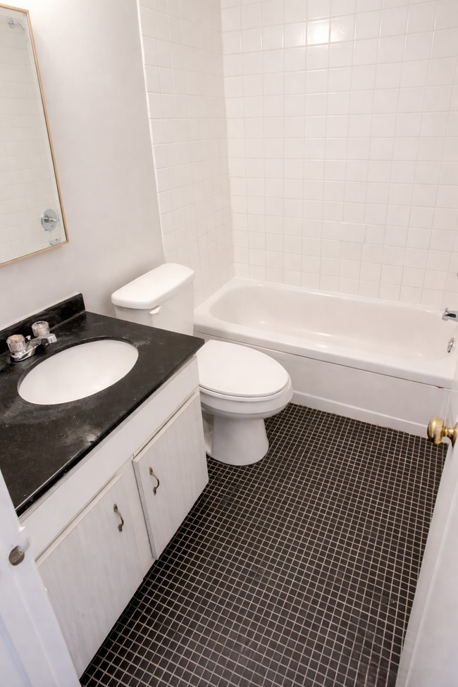 Building Photo - 2804 Carriage Dr