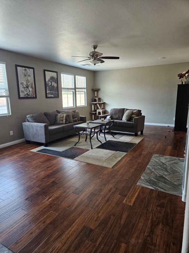 Familyroom - 7204 Mountain Den Ave