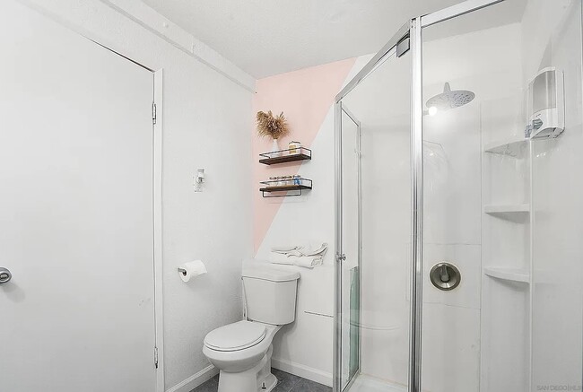 Master bathroom - 577 Florence St