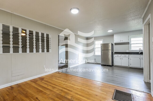 Building Photo - 643 Woodvale Rd