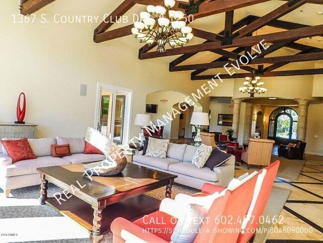 Building Photo - 1367 S Country Club Dr