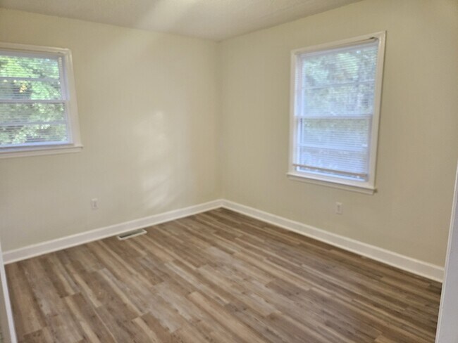 Foto del edificio - 1445 Pine Spring Dr