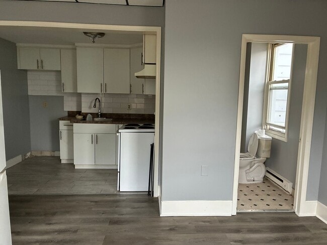 Building Photo - 664 Mercer Ave
