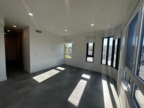 Building Photo - 3450 W 43rd St