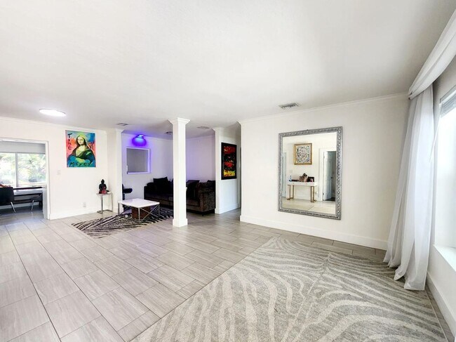 Foto del edificio - 701 NE 8th St