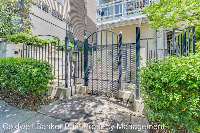 Building Photo - 2 br, 1.5 bath House - 322 Belmont Ave. E....