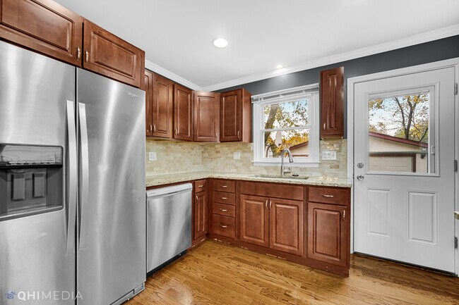 Building Photo - 6661 Glenview Dr