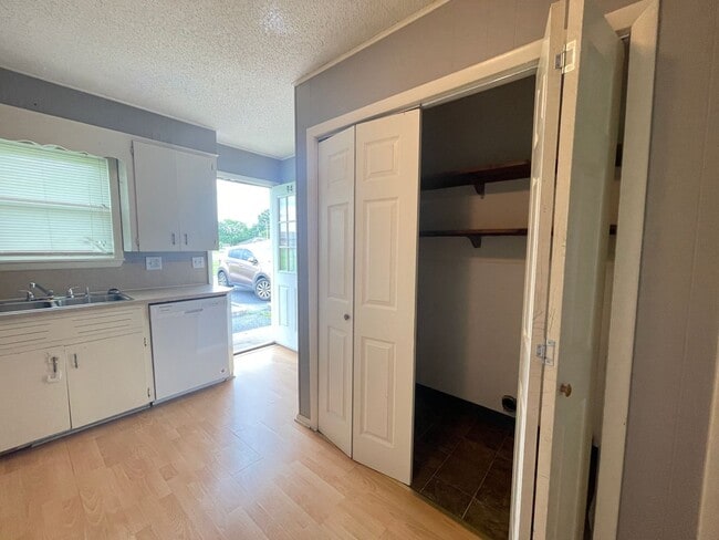 Building Photo - 5408 S Hutchinson Ct