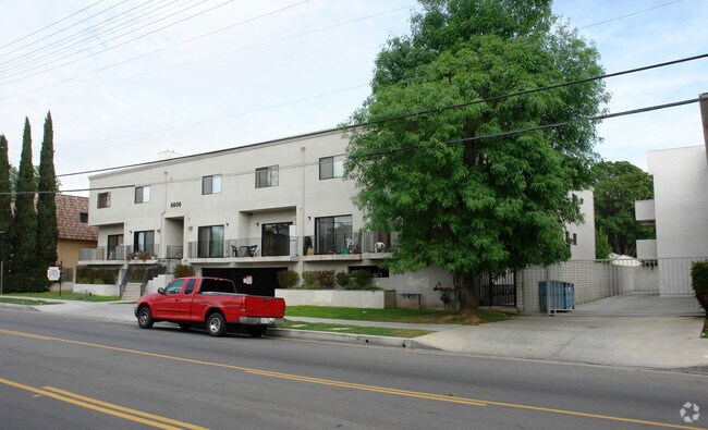 Building Photo - 6606 Hazeltine Ave