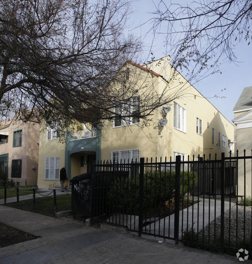 Foto del edificio - 5615 Fernwood Ave