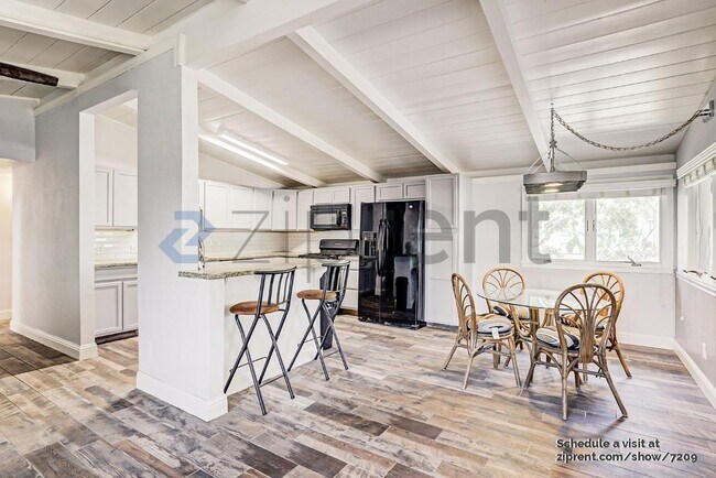 Building Photo - Unit