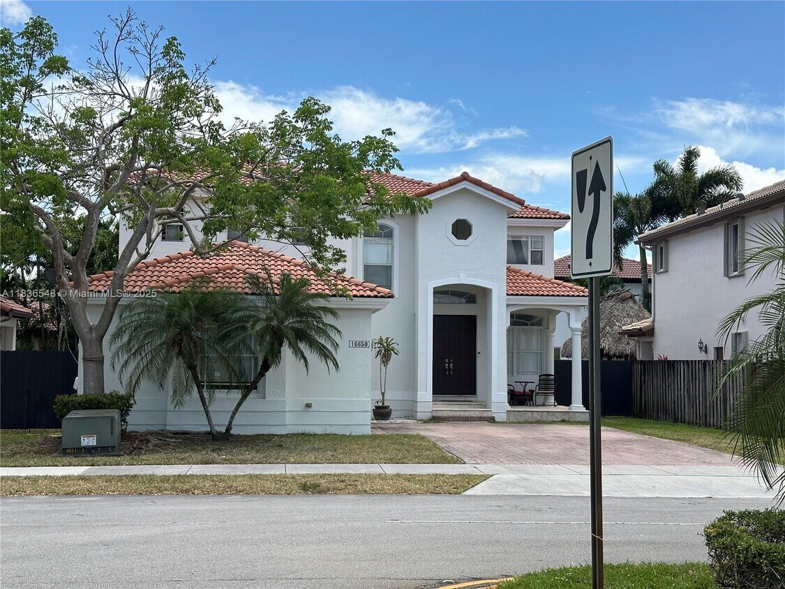 Foto principal - 16650 SW 61st Ln