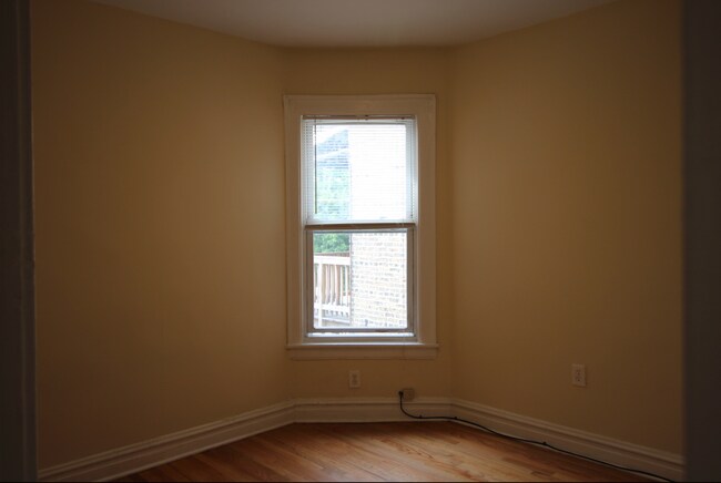 El primer dormitorio tendrá una cama tamaño queen cómodamente adaptada. - 4808 N Kentucky Ave