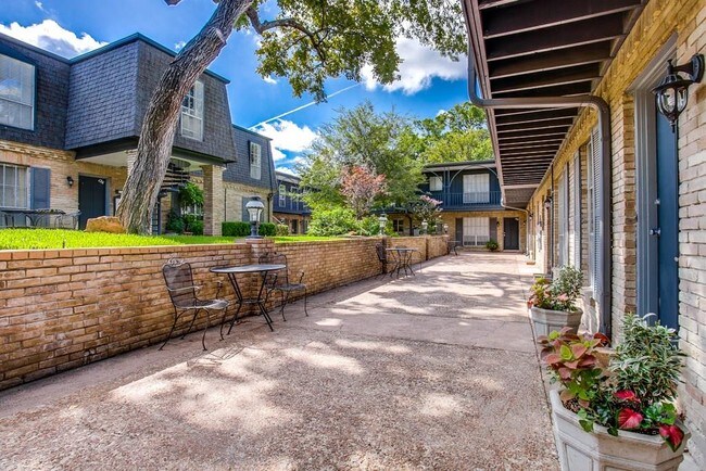 Building Photo - 5018 Les Chateaux Dr